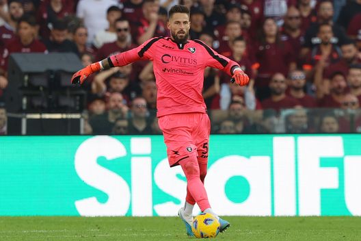 Benoit Costil con la maglia della Salernitana. (Foto di Francesco Pecoraro/Getty Images) L’ex Bordeaux e Salernitana Benoit Costil è diventato un allevatore di ostriche- immagine 3