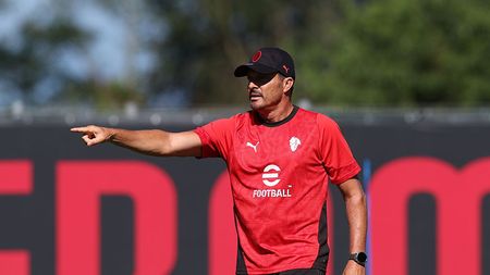 CAIRATE, ITALY - JULY 22: Head coach Milan Futuro Massimo Oddo reacts during a training session at Milanello on July 22, 2025 in Cairate, Italy. (Photo by Claudio Villa/AC Milan via Getty Images) milan-futuro-esordio-coppa-italia-24-agosto-massimo-oddo