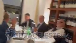 Lazio, Fabiani e gli agenti di Sarri: le immagini a pochi passi dal tavolo – VIDEO