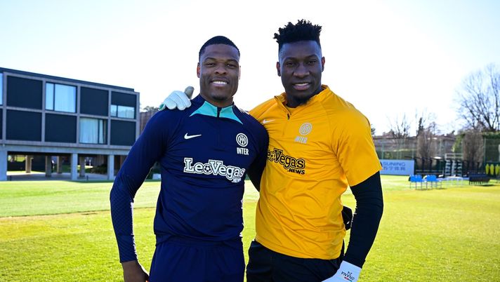 COMO, ITALY - FEBRUARY 04: Denzel Dumfries of FC Internazionale and André Onana of FC Internazionale during the FC Internazionale training session at the club's training ground Suning Training Center at Appiano gentile on February 04, 2023 in Como, Italy. (Photo by Mattia Ozbot - Inter/Inter via Getty Images) Onana: “All’Inter le multe erano salate: un giorno comprai 35 iPhone perché…” - immagine 1