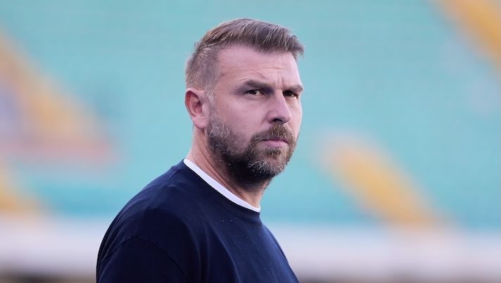 VERONA, ITALY - OCTOBER 26: Paolo Zanetti, head coach of Hellas Verona looks on prior to the Serie A match between Hellas Verona FC and Cagliari Calcio at Stadio Marcantonio Bentegodi on October 26, 2025 in Verona, Italy. (Photo by Emmanuele Ciancaglini/Getty Images) Zanetti: “Le ultime su Serdar. Akpa-Akpro, Al Musrati, Nunez, Kastanos: chi rientra e chi no” - immagine 1