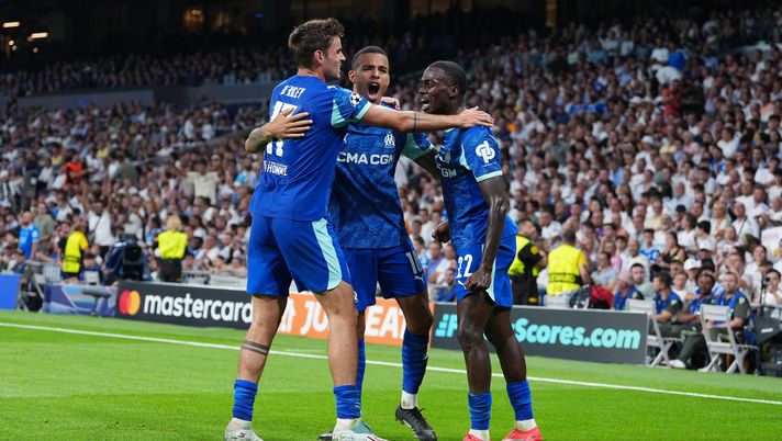 MADRID, SPAIN - SEPTEMBER 16: Timothy Weah of Olympique de Marseille celebrates with Matt O'Riley and Mason Greenwood after scoring his team's first goal during the UEFA Champions League 2025/26 League Phase MD1 match between Real Madrid C.F. and Olympique de Marseille at Estadio Santiago Bernabeu on September 16, 2025 in Madrid, Spain. (Photo by Mateo Villalba Sanchez/Getty Images) Coppa di Francia, Bayeux-Marsiglia: dove vederla gratis in streaming - immagine 1