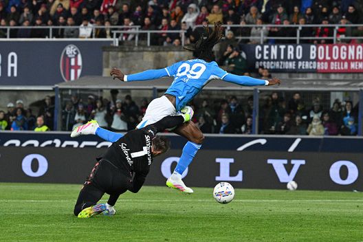 Il centrocampista camerunense #99 del Napoli, Andre Zambo Anguissa (a destra), sfida il portiere polacco #01 del Bologna, Lukasz Skorupski (a sinistra) prima di segnare un gol durante la partita di calcio di Serie A tra Bologna e Napoli allo stadio Renato Dall'Ara di Bologna, il 7 aprile 2025 “Napoli, punto guadagnato: che sofferenza col Bologna”: Emanuele Troise ed il cuore diviso a metà- immagine 4