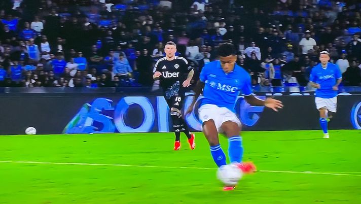 VIDEO Napoli-Como 3-1, Neres chiude i giochi: splendida imbucata di Lukaku VIDEO Napoli-Como 3-1, Neres chiude i giochi: splendida imbucata di Lukaku - immagine 1