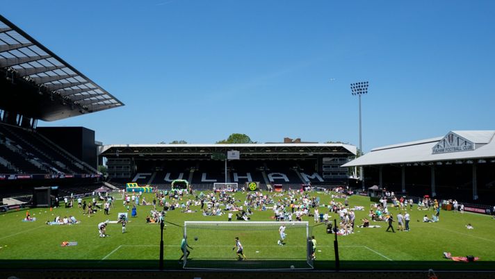 Il Fulham apre il suo stadio: il campo di Craven Cottage parco-giochi e picnic per i tifosi… Il Fulham apre il suo stadio: il campo di Craven Cottage parco-giochi e picnic per i tifosi… - immagine 1