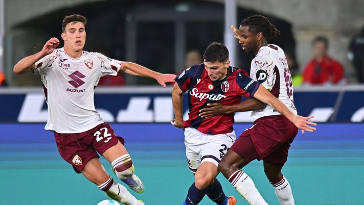 BOLOGNA, ITALY - OCTOBER 29: Nicolò Cambiaghi of Bologna FC competes for the ball with Cesare Casadei of Torino FC and Adrien Tameze of Torino FC during the Serie A match between Bologna FC 1909 and Torino FC at Renato Dall'Ara Stadium on October 29, 2025 in Bologna, Italy. (Photo by Alessandro Sabattini/Getty Images) Bologna-Toro, le pagelle di Tmw- immagine 1