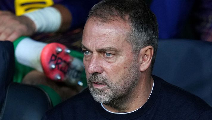 BARCELONA, SPAIN - OCTOBER 21: Hansi Flick, Head Coach of FC Barcelona, looks on from the bench prior to the UEFA Champions League 2025/26 League Phase MD3 match between FC Barcelona and Olympiacos FC at Estadi Olimpic Lluis Companys on October 21, 2025 in Barcelona, Spain. (Photo by Alex Caparros/Getty Images) Real Madrid-Barcellona, nuovo ricorso dei catalani per avere Flick in panchina - immagine 1