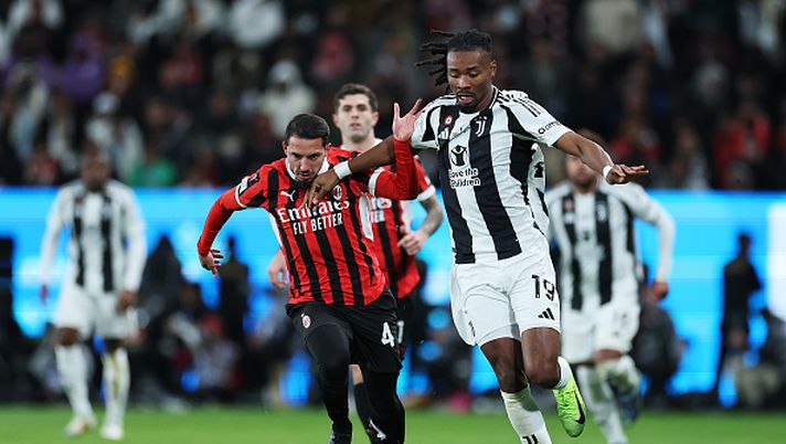 RIYADH, SAUDI ARABIA - JANUARY 03: Ismael Bennacer of AC Milan and Khephren Thuram of Juventus battle for possession during the Italian Super Cup Semi-Final match between AC Milan and Juventus at Al Awwal Park on January 03, 2025 in Riyadh, Saudi Arabia. (Photo by Abdullah Ahmed/Getty Images)  Milan e Juventus: Kolo Muani come Dusan Vlahovic? - immagine 1