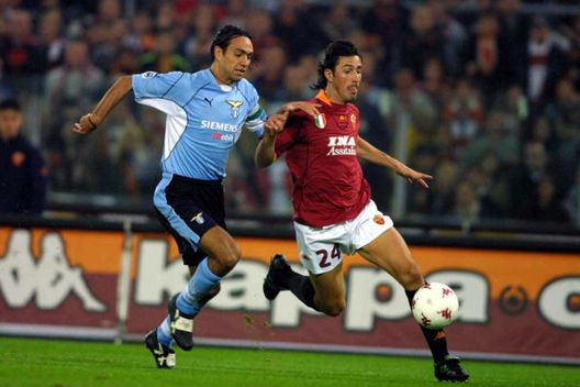 27 ottobre 2001: Alessandro Nesta cerca di fermare Marco Delvecchio durante la partita di campionato di Serie A 9° turno tra Roma e Lazio, giocata allo Stadio Olimpico di Roma. Credito: Grazia Neri/ALLSPORT Lazio Roma