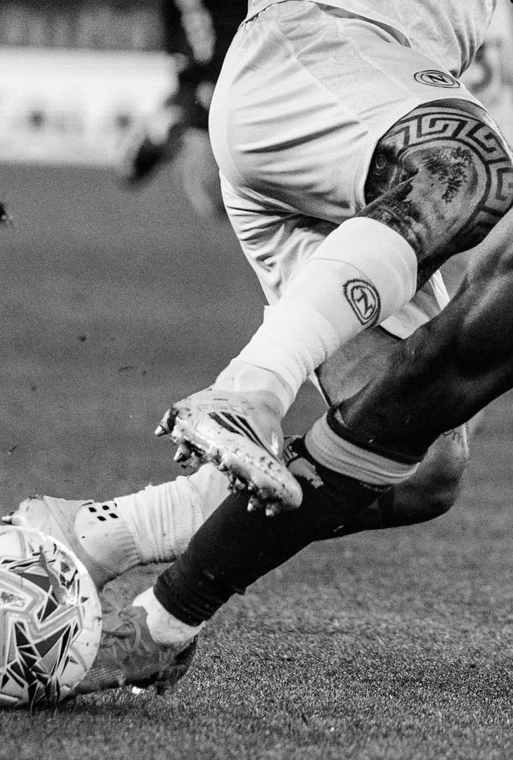 La frustrazione per il pareggio subito al primo tiro in porta e l'emozione di riuscire a portare i tre punti a casa a tempo scaduto: due facce della stessa medaglia che compongono il riassunto 'in bianco e nero' di Hellas Verona-Napoli realizzato dall'admin dell'account Instagram della compagine partenopea.