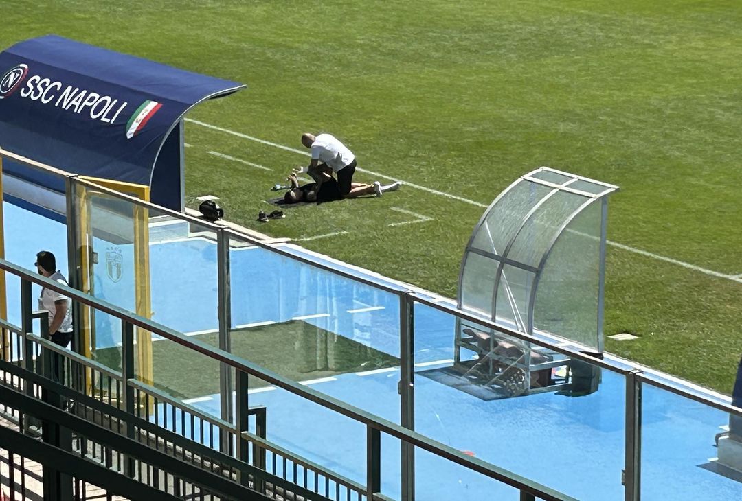GALLERY Di Lorenzo fa stretching in campo da solo al termine dell’allenamento - immagine 3