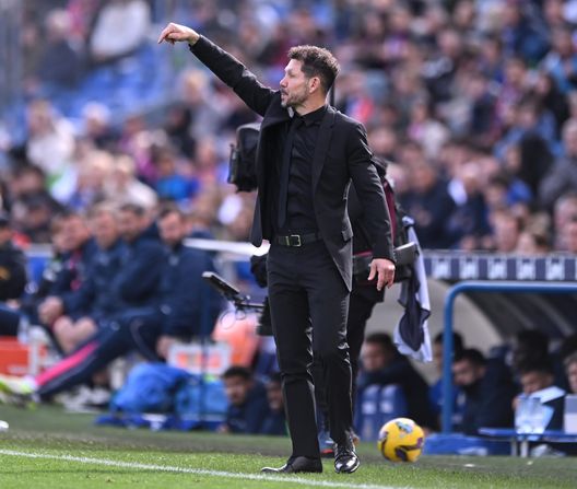 Diego Simeone, allenatore dell'Atletico Madrid, dà istruzioni alla squadra durante la partita della Liga tra Getafe CF e Atlético Madrid al Coliseum Alfonso Pérez il 9 marzo 2025 a Getafe, Spagna. (Foto di Denis Doyle/Getty Images) PSG e Atletico Madrid, filosofie mondiali! Il calcio verticale e offensivo contro il “cholismo”- immagine 5