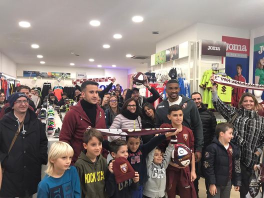 Berenguer e Bremer al Joma Store: tanto calore ed entusiasmo dei tifosi Berenguer e Bremer al Joma Store: tanto calore ed entusiasmo dei tifosi - immagine 1