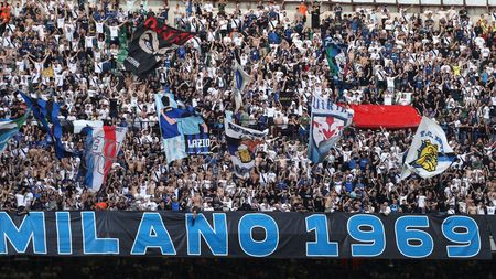 MILAN, ITALY - MAY 19: The FC Internazionale fans show their support during the Serie A TIM match between FC Internazionale and SS Lazio at Stadio Giuseppe Meazza on May 19, 2024 in Milan, Italy. (Photo by Marco Luzzani/Getty Images) tifosi Inter