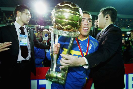 Yokohama, Giappone - 14 dicembre 2003: Carlos Tevez col trofeo della Coppa Intercontinentale. (Foto di Koichi Kamoshida/Getty Images) Boca Juniors, quando il club argentino vinceva la Coppa Intercontinentale- immagine 3