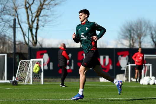 CAIRATE, ITALY - FEBRUARY 20: Davide Bartesaghi of AC Milan in action during an AC Milan Training Session at Milanello on February 20, 2026 in Cairate, Italy. (Photo by Giuseppe Cottini/AC Milan via Getty Images) bartesaghi-rinnovo-contratto-milan-maignan