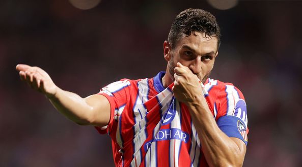 Koke bacia lo stemma dell'Atletico Madrid (Foto di Gonzalo Arroyo Moreno/Getty Images) Koke: 'Il derby? Speriamo di non avere più 48 ore di riposo in meno”