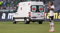 Sviene in campo e lascia il derby in ambulanza: poi pugni e spintoni fra Palmeiras e San Paolo