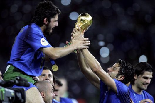 Gennaro Gattuso e Fabio Grosso dell'Italia festeggiano con la coppa del mondo durante la finale della Coppa del Mondo FIFA Germania 2006 tra Italia e Francia allo Stadio Olimpico, il 9 luglio 2006 a Berlino, Germania. (Foto di Ben Radford/Getty Images) Gattuso