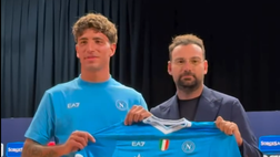 UFFICIALE – Marianucci ha scelto il numero di maglia: gli scatti con il ds Manna