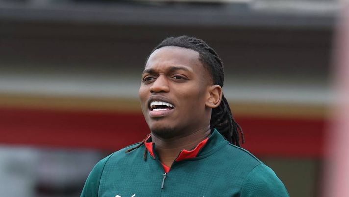 Rafael Leao (attaccante AC Milan), qui durante una seduta di allenamento con i rossoneri a Milanello | Milan News (Getty Images) Milan, Ordine contro le critiche a Leao: 'Segna gol da prima punta'