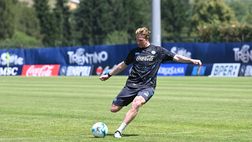Giocatori dell’Arezzo in posa con KDB: lo scatto fa il giro del web! – LA FOTO