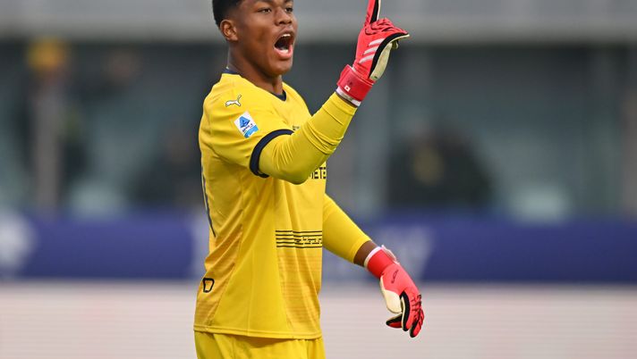 PARMA, ITALY - FEBRUARY 22: Zion Suzuki of Parma Calcio gestures during the Serie A match between Parma and Bologna at Stadio Ennio Tardini on February 22, 2025 in Parma, Italy. (Photo by Alessandro Sabattini/Getty Images) Parma, si ferma Suzuki: il bollettino dell’infortunio dell’estremo difensore - immagine 1