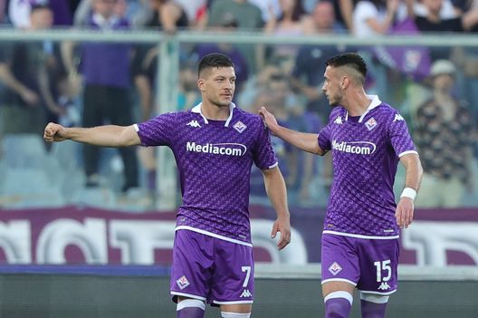 FLORENCE, ITALY - MAY 27: Luka Jovic of ACF Fiorentina celebrates after scoring a goal during the Serie A match between ACF Fiorentina and AS Roma at Stadio Artemio Franchi on May 27, 2023 in Florence, Italy. (Photo by Gabriele Maltinti/Getty Images) Jovic, la Fiorentina si libera di un ingaggio e di un giocatore ingombrante- immagine 2