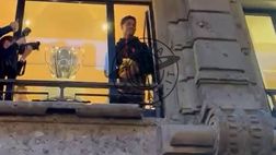 Milan, De Winter acclamato regala la maglia rossonera ai tifosi | PM