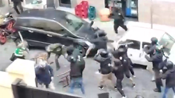 VIDEO / Violenti scontri prima di Napoli-Sporting, volano sedie e bastoni