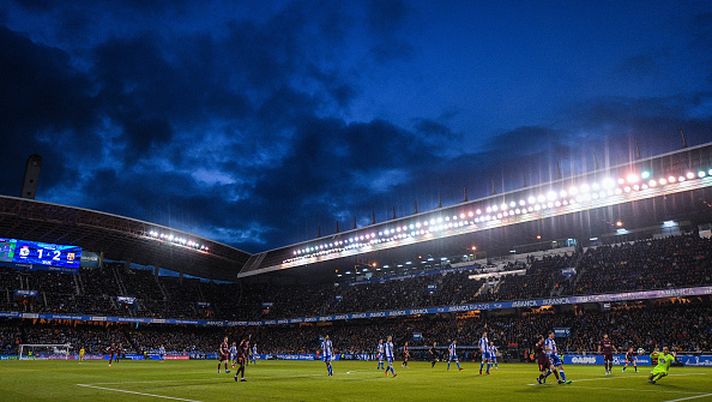 LA CORUNA, SPAIN - APRIL 29: Lionel Messi of FC Barcelona shoots towards goal during the La Liga match between Deportivo La Coruna and Barcelona at Estadio Riazor on April 29, 2018 in La Coruna, Spain . (Photo by David Ramos/Getty Images) Follia in Bolivia: sette espulsioni e polizia in campo nel match tra Blooming e Bolivar - immagine 1