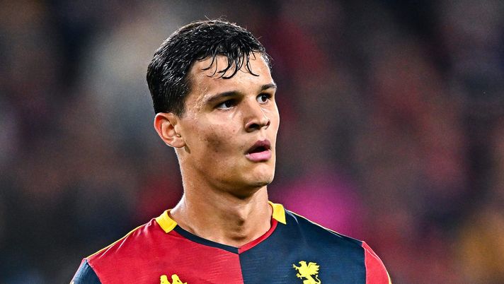 GENOA, ITALY - OCTOBER 29: Valentin Carboni of Genoa looks on during the Serie A match between Genoa CFC and US Cremonese at Luigi Ferraris Stadium on October 29, 2025 in Genoa, Italy. (Photo by Simone Arveda/Getty Images) Inter, Carboni può cambiare aria a gennaio: piace tanto al Pisa, le ultime - immagine 1