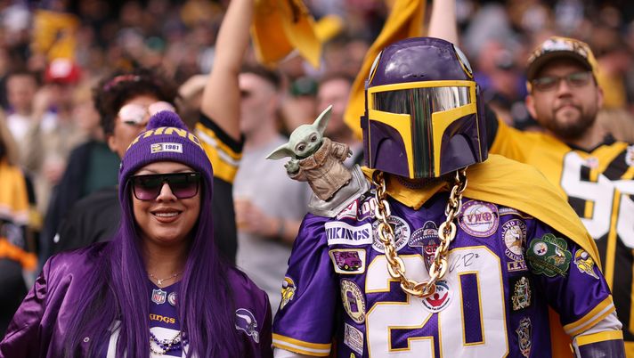DUBLIN, IRELAND - SEPTEMBER 28: Fans of the Minnesota Vikings pose for a photo prior to the NFL 2025 game between Minnesota Vikings and Pittsburgh Steelers at Croke Park on September 28, 2025 in Dublin, Ireland. (Photo by Jack Thomas/Getty Images) Dove guardare Vikings-Ravens: streaming gratis NFL, diretta TV e formazioni - immagine 1