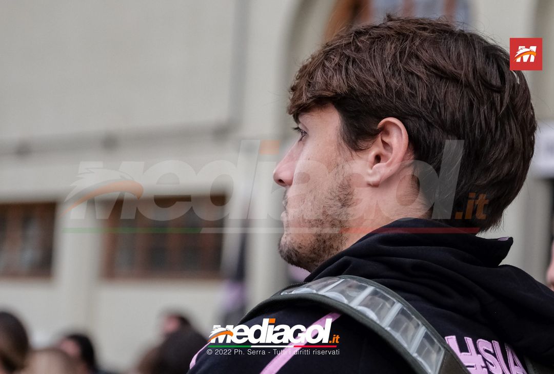 FOTO Palermo: la squadra verso Benevento. Cori e striscioni al “Barbera” (La Gallery) - immagine 20