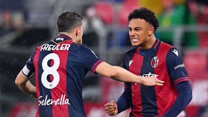 BOLOGNA, ITALY - FEBRUARY 14: Dan Ndoye of Bologna (R) celebrates scoring his team's second goal from the penalty spot with teammate Remo Freuler during the Serie A match between Bologna and Torino at Stadio Renato Dall'Ara on February 14, 2025 in Bologna, Italy. (Photo by Alessandro Sabattini/Getty Images) bologna torino serie a