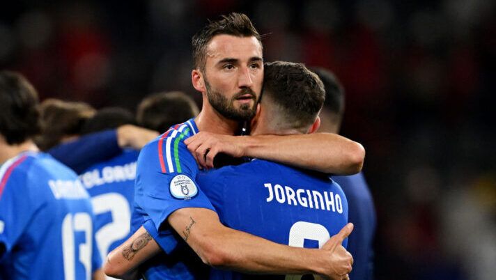 DORTMUND, GERMANY - JUNE 15: Bryan Cristante and Jorginho of Italy embrace after the team's victory in the UEFA EURO 2024 group stage match between Italy and Albania at Football Stadium Dortmund on June 15, 2024 in Dortmund, Germany. (Photo by Claudio Villa/Getty Images for FIGC) FLASH – Italia, la formazione ufficiale contro la Spagna: la scelta su Cristante e Mancini - immagine 1