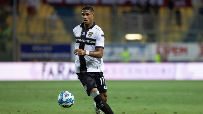 PARMA, ITALY - AUGUST 12: Jayden Oosterwolde of Parma Calcio in action during the Serie B match between Parma Calcio and Bari at Stadio Ennio Tardini on August 12, 2022 in Parma, Italy. (Photo by Emmanuele Ciancaglini/Getty Images) Calciomercato, cercasi esterno per il Toro: il nome nuovo è Oosterwolde - immagine 1