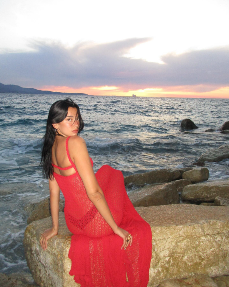 Dua Lipa fa sognare Palermo e i palermitani: la foto in rosanero fa il giro del mondo- immagine 2