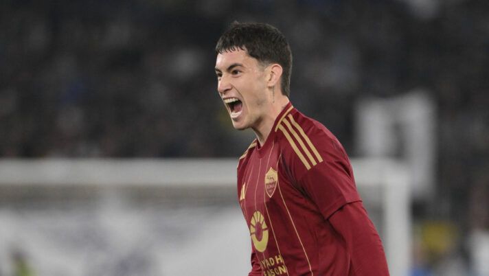 ROME, ITALY - APRIL 13: AS Roma player Matias Soulé celebrates during the Serie A match between SS Lazio and AS Roma at Stadio Olimpico on April 13, 2025 in Rome, Italy. (Photo by Luciano Rossi/AS Roma via Getty Images) Roma, la rinascita di Soulé è un fattore al fanta: come gestirlo da qui a fine stagione - immagine 1