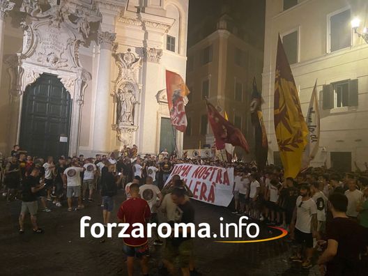 La Roma compie 96 anni. I tifosi colorano la città. Coreografia sull’Isola Tiberina- immagine 3