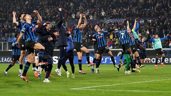 BERGAMO, ITALY - FEBRUARY 25: Players of Atalanta celebrates victory following the UEFA Champions League 2025/26 League Knockout Play-off Second Leg match between Atalanta BC and Borussia Dortmund at Stadio di Bergamo on February 25, 2026 in Bergamo, Italy. (Photo by Marco Luzzani/Getty Images) Atalanta-Borussia Dortmund 4-1: tutte le statistiche della rimonta nerazzurra - immagine 1