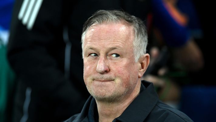 BELFAST, NORTHERN IRELAND - NOVEMBER 17: Michael O'Neill, Head Coach of Northern Ireland, looks on during the FIFA World Cup 2026 qualifier match between Northern Ireland and Luxembourg at Windsor Park on November 17, 2025 in Belfast, Northern Ireland. (Photo by Charles McQuillan/Getty Images) Ct Nord Irlanda: “Italia tra le più forti di sempre, qualsiasi squadra avessimo pescato…” - immagine 1