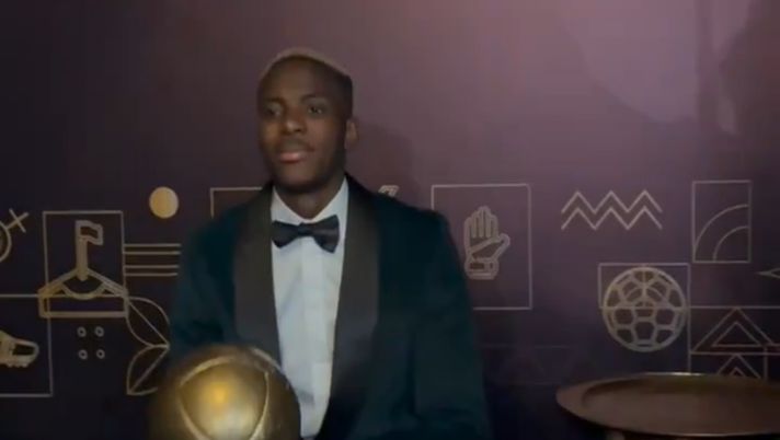 VIDEO Osimhen attende l’inizio della cerimonia del Pallone d’Oro africano - immagine 1
