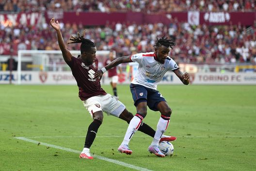 TURIN, ITALY - AUGUST 21: Yann Karamoh of Torino FC competes with Antoine Makoumbou of Cagliari Calcio during the Serie A TIM match between Torino FC and Cagliari Calcio at Stadio Olimpico di Torino on August 21, 2023 in Turin, Italy. (Photo by Valerio Pennicino/Getty Images) torino-cagliari