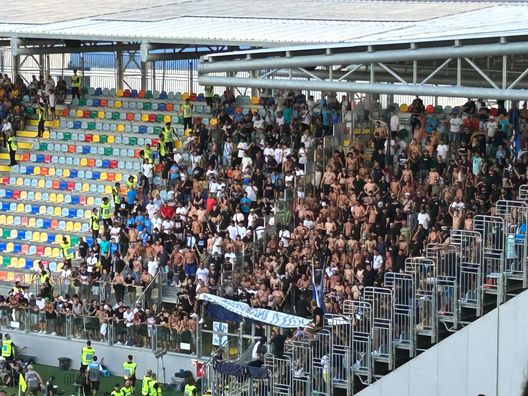 FOTO Frosinone-Napoli, che entusiasmo: settore ospiti gremito in ogni ordine di posto- immagine 2