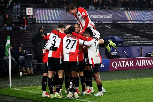Santiago Gimenez e compagni esultano dopo il gol del 3-0 del Feyenoord contro il Bayern Monaco (Photo by Dean Mouhtaropoulos/Getty Images) Priske si affida a Ueda, Bosz a Bakayoko: le probabili formazioni di PSV e Feyenoord- immagine 3