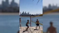VIDEO / Djokovic in vacanza? Beach volley con gli amici!