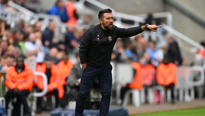 NEWCASTLE UPON TYNE, ENGLAND - AUGUST 06: Nice manager Francesco Farioli reacts during the pre-season friendly match between ACF Fiorentina and OGC Nice at St James' Park on August 06, 2023 in Newcastle upon Tyne, England. (Photo by Stu Forster/Getty Images) Porto, Farioli si presenta: “Calcio una questione di gusto, il mio è coraggioso” - immagine 1