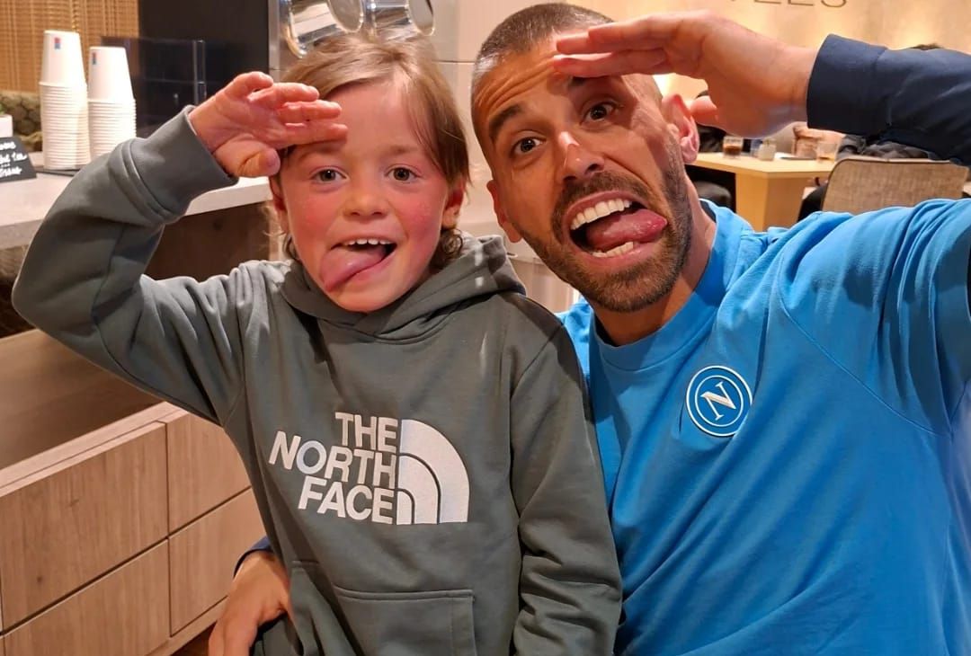 La nota star dei social Emanuele ha rincontrato i suoi grandi amici del Napoli, ieri in trasferta a Genova. Ecco, dunque, la gallery con le foto pubblicate dal piccolo tifoso su Instagram.