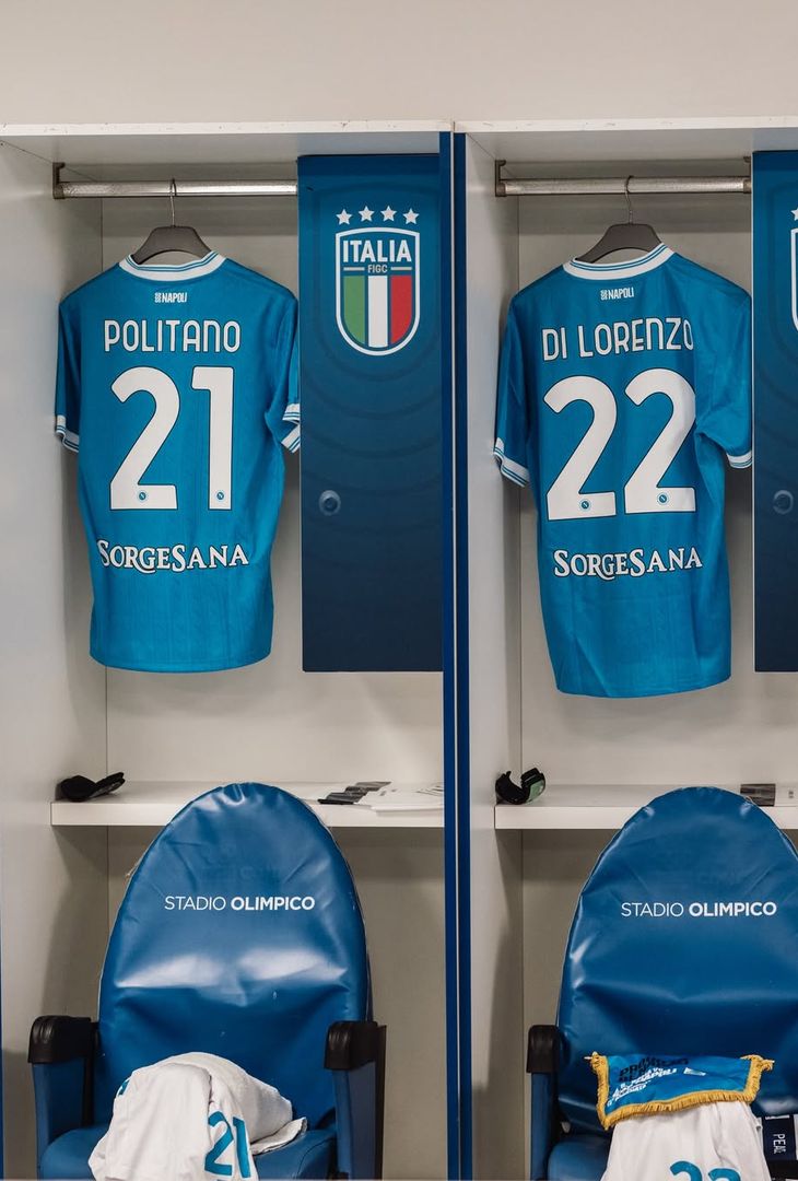 Sale l'attesa per il fischio d'inizio, fissato per le 20:45 odierne, di Roma-Napoli, gara valevole per la 13ª giornata del campionato 2025/26 di Serie A. Per l'occasione, la squadra di Antonio Conte, come dimostra il seguente post pubblicato dalla società partenopea sul proprio account Instagram, scenderà in campo con indosso la maglia azzurra. Spunta, inoltre, un indizio per l'undici titolare ospite: tra le foto compaiono le maglie di David Neres e Noa Lang. È quasi certo, dunque, che a scendere in campo stasera sulle fasce siano l'olandese e il brasiliano (ancora una volta, a discapito di Matteo Politano).